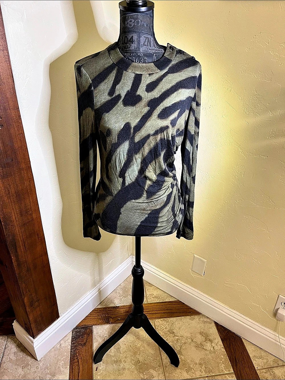 Long Sleeve Camo Top in Green & Black Like New